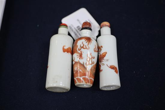 Three Chinese rouge-de-fer snuff bottles, 1820-1900, 7.1cm